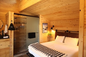 Tabla de planchar con plancha, wifi gratis y ropa de cama