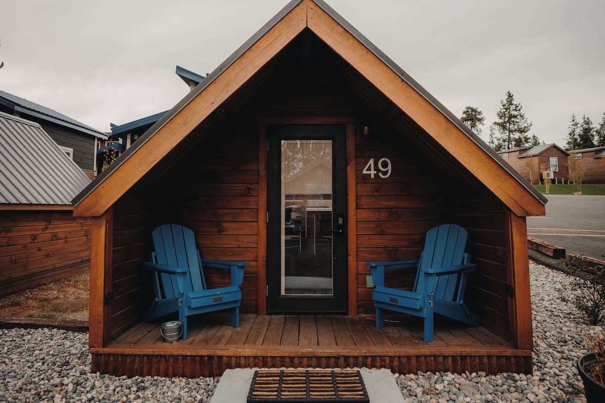 Chalet rustique | Décor unique, ameublement unique, fer et planche à repasser