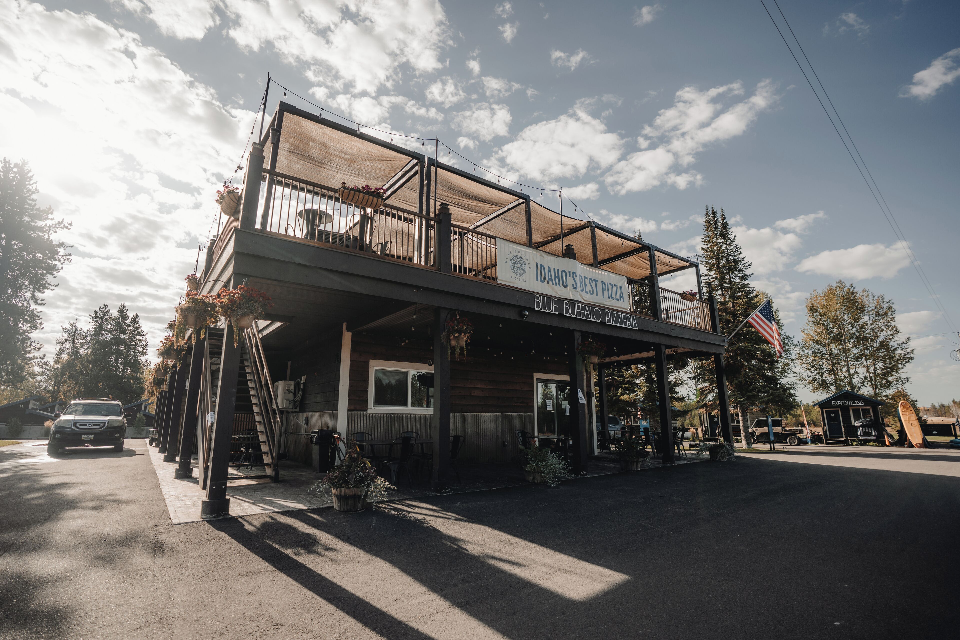 Un edificio de dos pisos con un letrero que dice "Idaho's Best Pizza" y "Blue Buffalo Pizza".