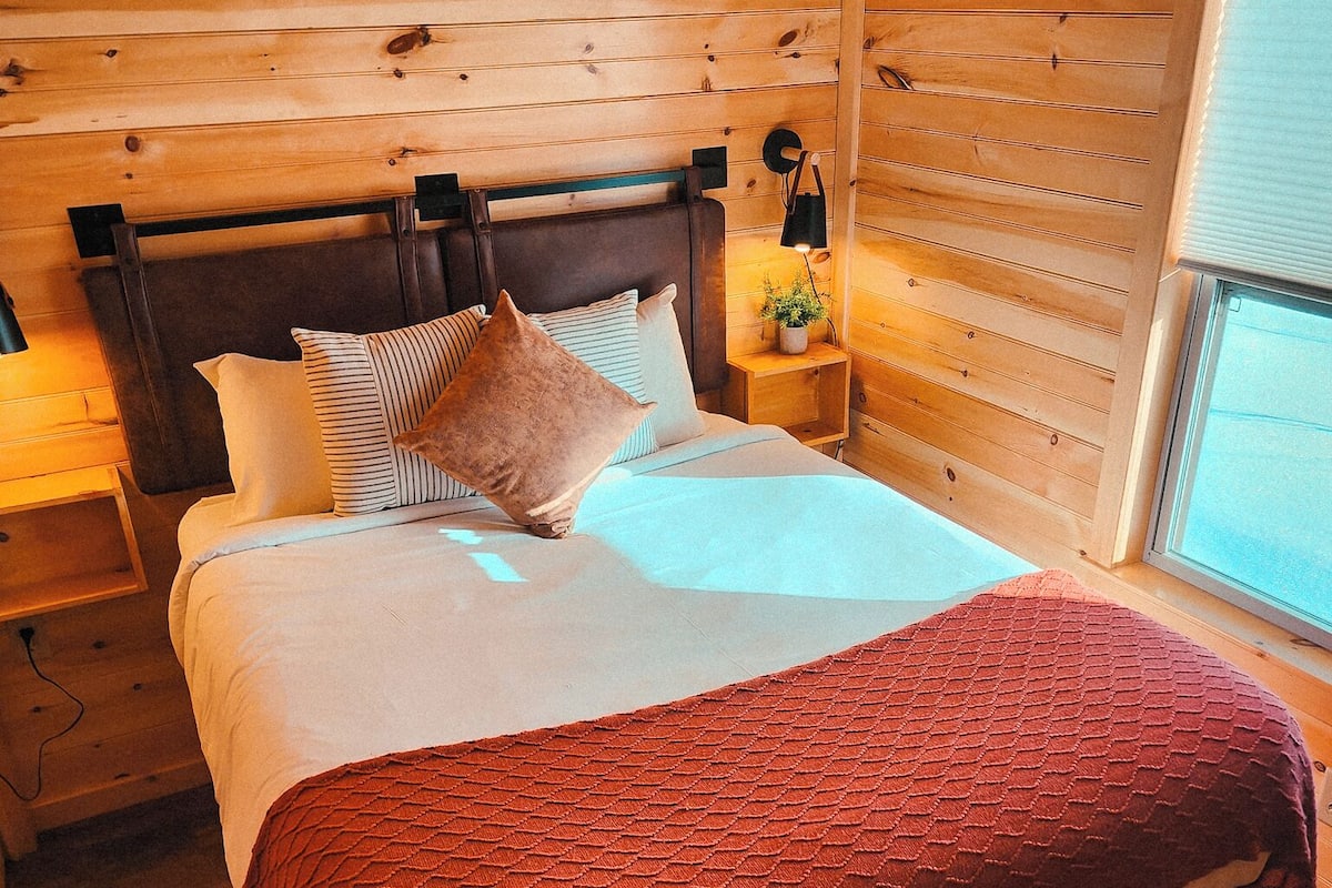 Iron/ironing board, travel cot, free WiFi, bed sheets
