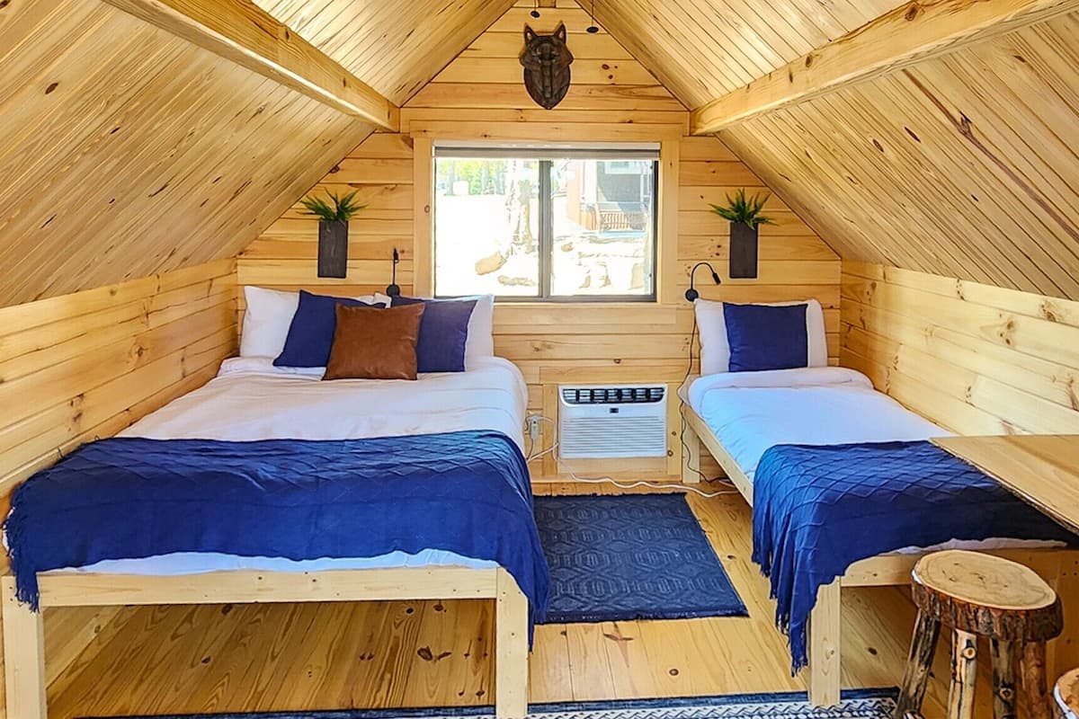 Pine Cabin (Dry Cabin - No Running Water - Exterior Bathroom 200 ft Away)