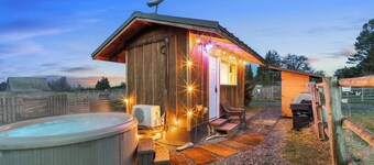 Mountain-View Tiny Cabin Retreat HOT TUB-Sauna