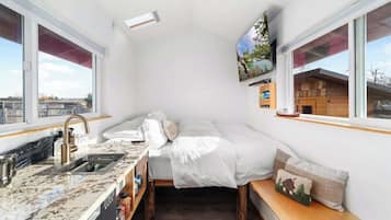 Iron/ironing board, free WiFi, bed sheets