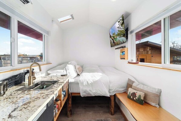 Tabla de planchar con plancha, wifi gratis y ropa de cama 