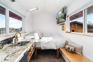 Iron/ironing board, free WiFi, bed sheets