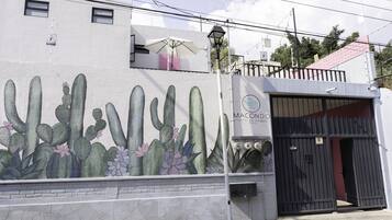 Vista frontal de la propiedad