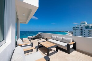 Terrace/patio - VRBO Premier Host – Beachfront – 16BR/13Bth – Penthouse Combo #31234 (Cancun)