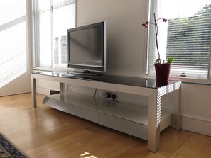 Desk, iron/ironing board, free WiFi, bed sheets - Chic Flat in Kentish Town, 5min to Hampstead Heath (London)