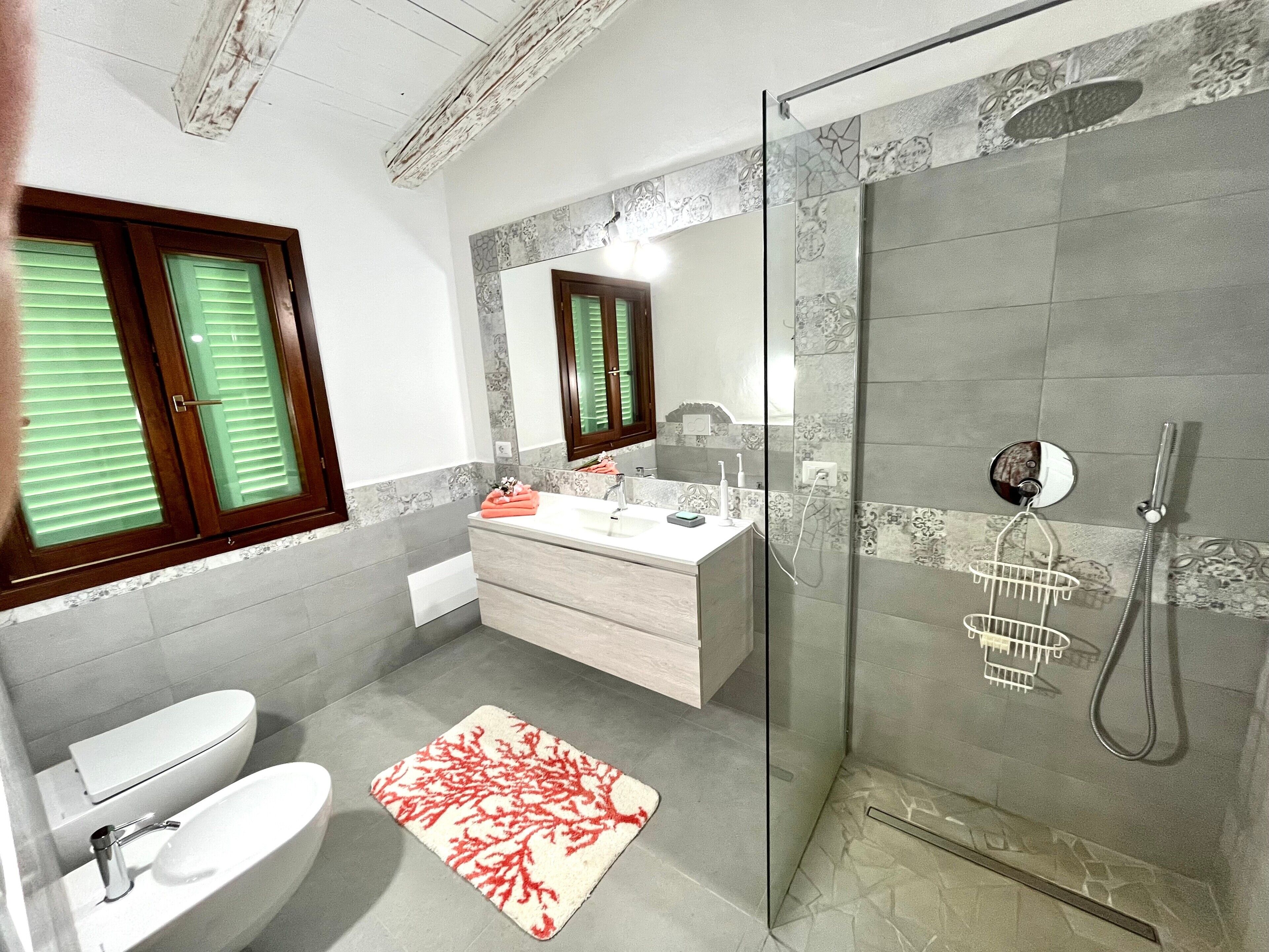 Badewanne, Haartrockner, Handtücher