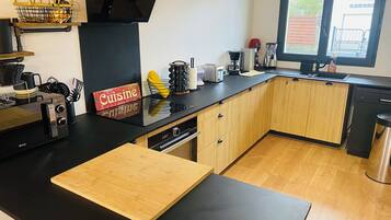 Réfrigérateur, micro-ondes, four, plaque de cuisson