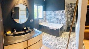 A modern bathroom with a large mirror, a bathtub, and a shower area. - beautiful house with jacuzzi !!! (BORDEAUX BASTIDE/CENON)