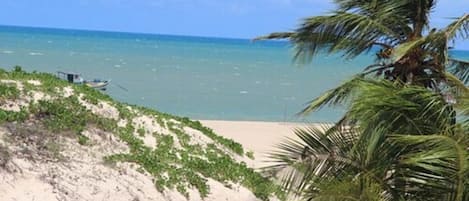 Beach nearby, white sand, 2 beach bars