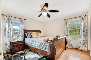3 bedrooms, in-room safe, desk, iron/ironing board