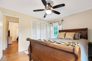 3 bedrooms, in-room safe, desk, iron/ironing board - Perfect Southern Pines Getaway Near Pinehurst! (Aberdeen)