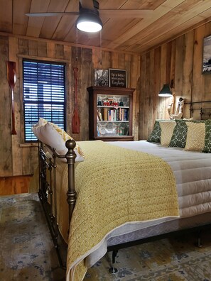 2 bedrooms, free WiFi, bed sheets - Ohoopee River Cabin  (Cobbtown)