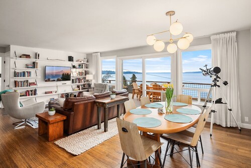 Sound View House with stunning views and hot tub 