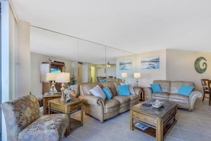 Condo, varias camas (South Seas Tower 4-308) | Sala de estar