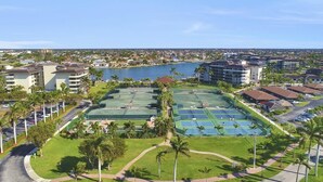 Un resort con diversi campi da tennis, un porto turistico e edifici residenziali.