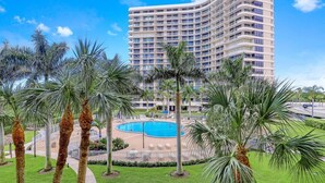 Condo, nhiều giường (Splendid beachfront condo with heated) | Hồ bơi | Hồ bơi nước nóng 