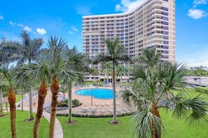 公寓客房, 多張床 (Splendid beachfront condo with heated) | 游泳池 | 溫水游泳池