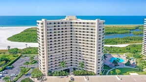 Condo, nhiều giường (Splendid beachfront condo with heated) | Ngoại thất