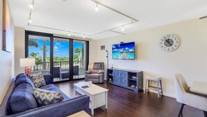 Condo, nhiều giường (Splendid beachfront condo with heated) | Phòng khách