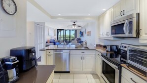 Condo, nhiều giường (Splendid beachfront condo with heated) | Bếp riêng