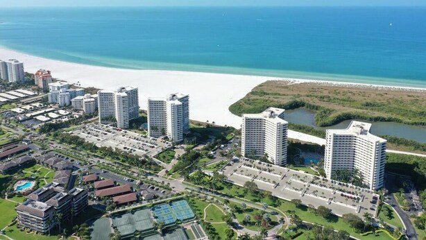 Condo, nhiều giường (Splendid beachfront condo with heated) | Bãi biển | Trên bãi biển 