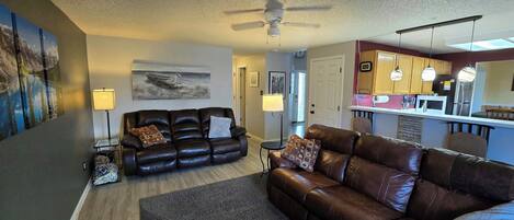 Smart TV, libros y oficina