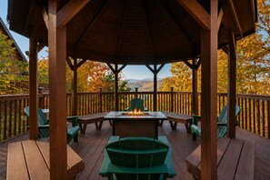 Property grounds - No Step Entry-Views-Hot Tub-Pool Table-Movie Room (Pigeon Forge)
