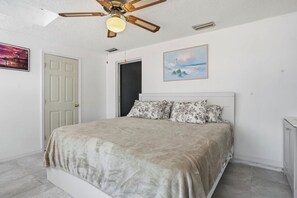 3 bedrooms, WiFi, bed sheets - 4 bedrooms home located on the deep water canal 13630 Garris Dr. Hudson Fl 34667 (Hudson)