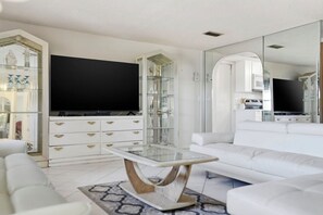 Smart TV - 4 bedrooms home located on the deep water canal 13630 Garris Dr. Hudson Fl 34667 (Hudson)