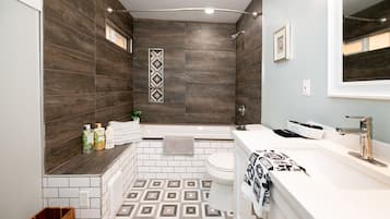 Combined shower/tub, jetted tub, hair dryer, towels