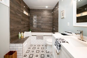 Combined shower/tub, jetted tub, hair dryer, towels - Cozy Charming Rambler ! (Tukwila)
