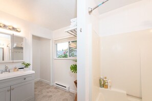 Combined shower/tub, jetted tub, hair dryer, towels - Cozy Charming Rambler ! (Tukwila)