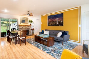 Smart TV, fireplace, video games - Cozy Charming Rambler ! (Tukwila)