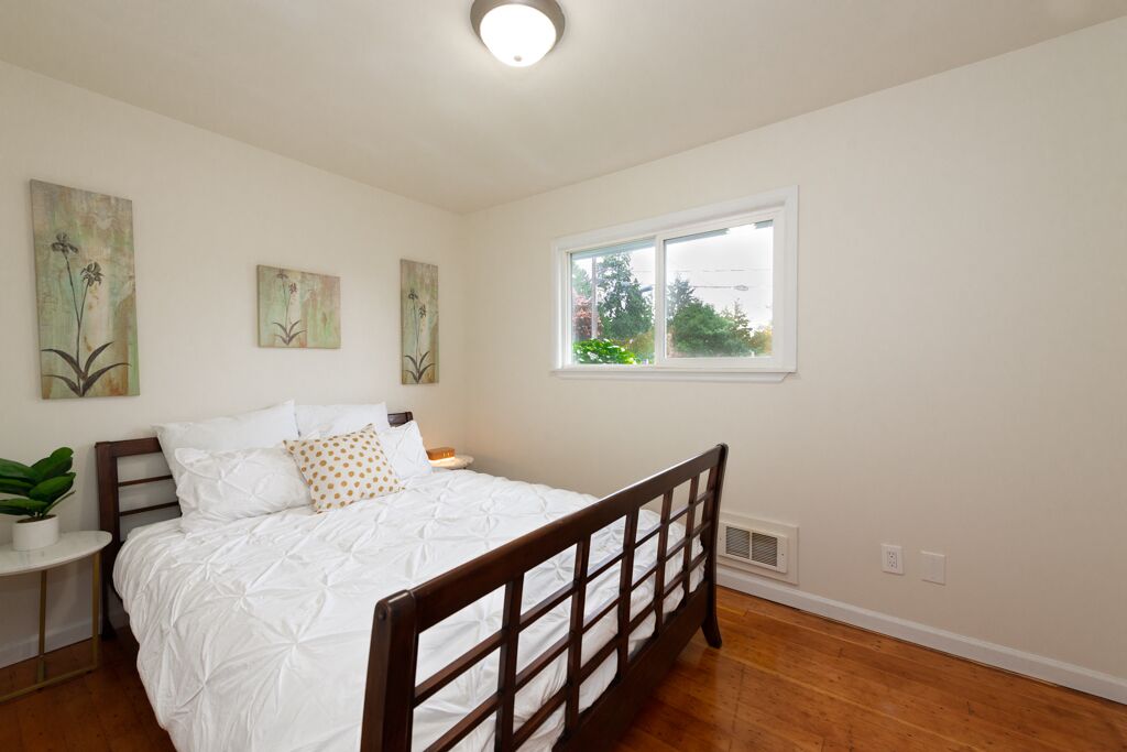 3 habitaciones, tabla de planchar con plancha y cuna de viaje 