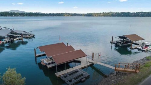 Private beautiful lake home 2 car garage w/dock & kayak access-3 miles to town! 