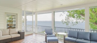 Hot Tub + Private Beach: Waterfront Urbanna Escape