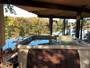 Outdoor spa tub - 2-bedroom vacation home near Mark Twain National Forest (Potosi)