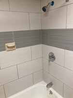 标准双床房, 1 张单人床 | 浴室 | 淋浴/盆浴组合、免费洗浴用品