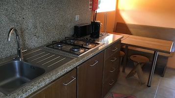 Geladeira, micro-ondas, cooktop, talheres/pratos/utensílios de cozinha