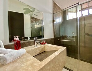 Regadera, secadora de cabello, toallas, jabón 