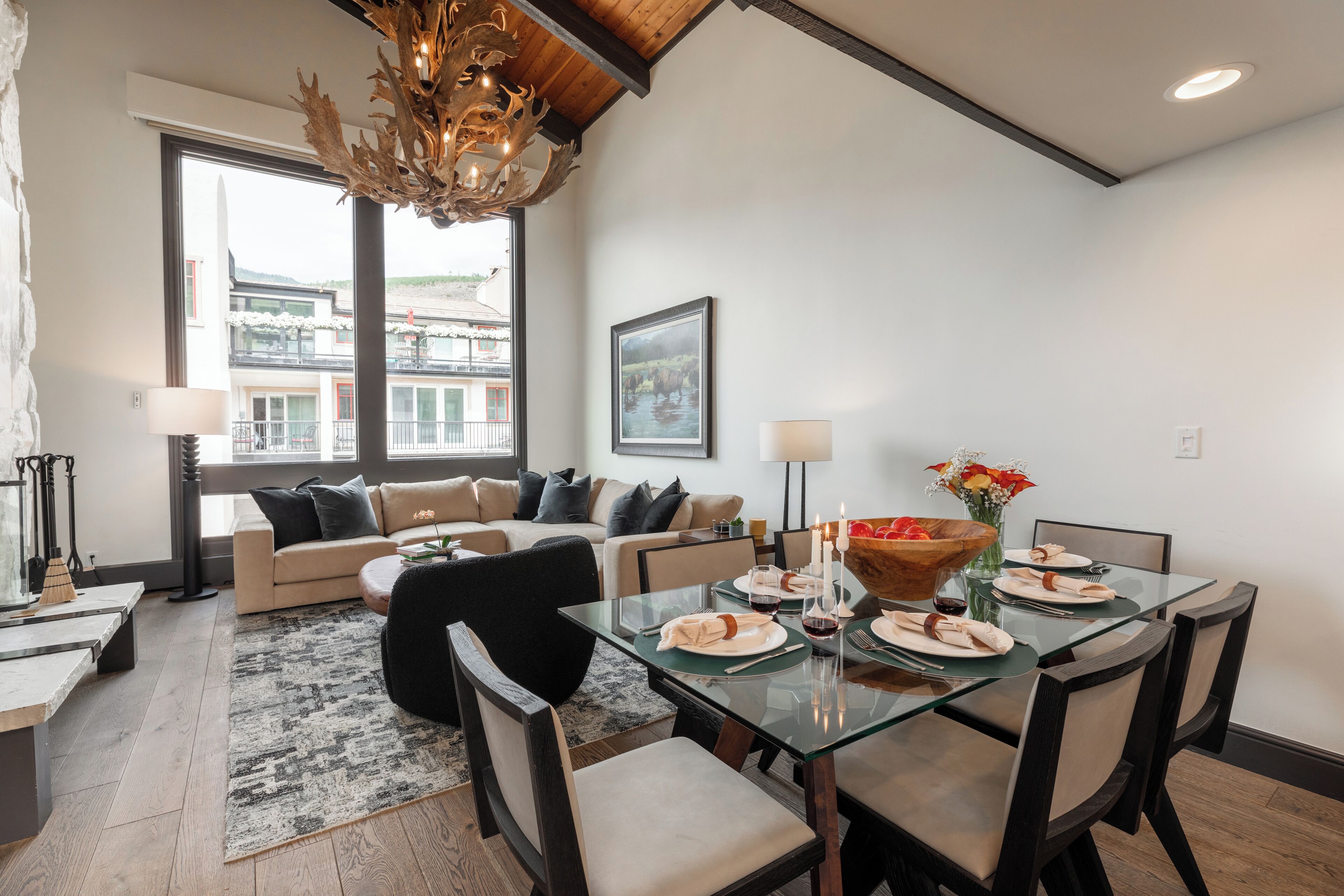 Luxe appartement | Woonruimte | Een flatscreentelevisie en een open haard