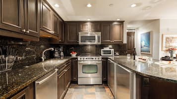 Comfort Condo | Private kitchen | Fridge, microwave, stovetop, dishwasher