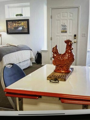 1 habitación, escritorio, tabla de planchar con plancha y cuna de viaje