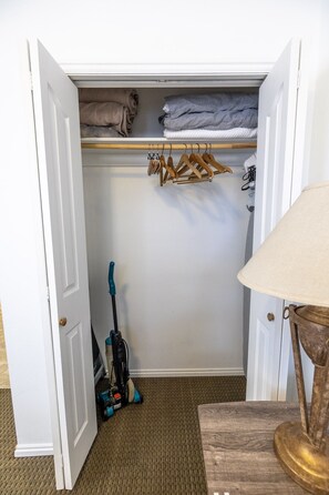 Interior - 🤠king studio w/Q sleeper+kitchen+washer/dryer+250mbps wi-fi🥾(15mi)maple canyon (Mount Pleasant)