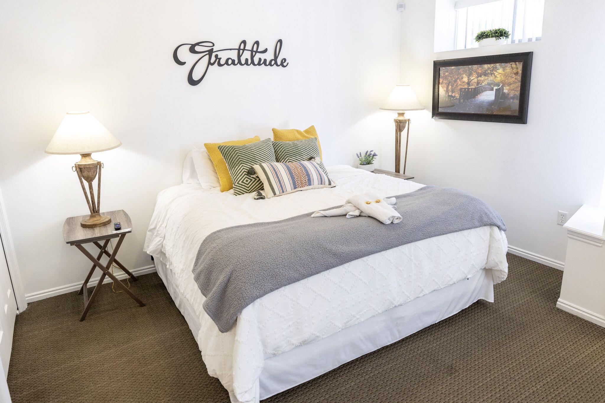 1 habitación, escritorio, tabla de planchar con plancha y cuna de viaje 