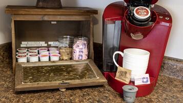 Une machine à café dotée d’un compartiment pour les capsules de café et d’une tasse.