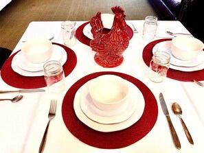 A table set with white plates, red rimmed placemats, and silverware. - 🤠king studio w/Q sleeper+kitchen+washer/dryer+250mbps wi-fi🥾(15mi)maple canyon (Mount Pleasant)